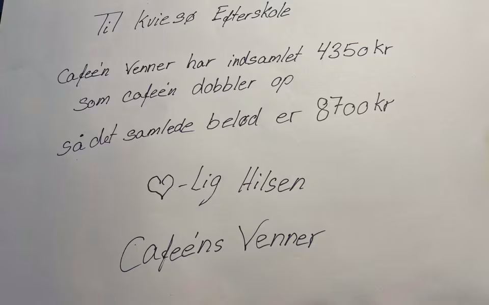 16 efterskoleelever og 2 lærere modtog lørdag det indsamlede beløb og hyggede med kage, chokolade og sodavand. Alle kom juleklædt og med godt humør.
