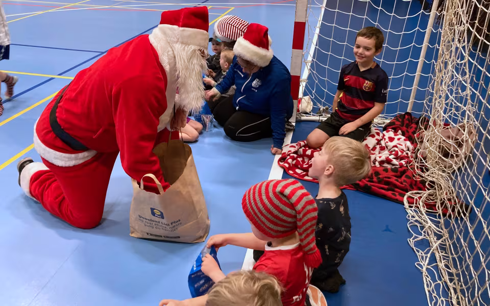 Børneholdene i SIF Ansager Håndbold havde sidste træning inden juleferien da julemanden kom på besøg