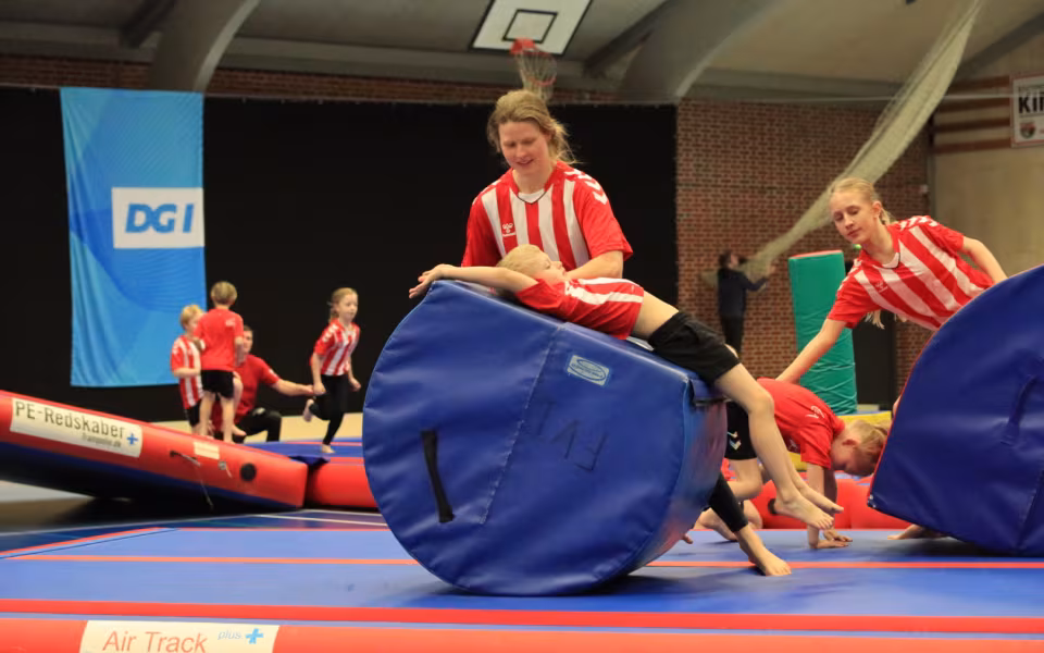Salto Kids charmerer ved Helleopvisning