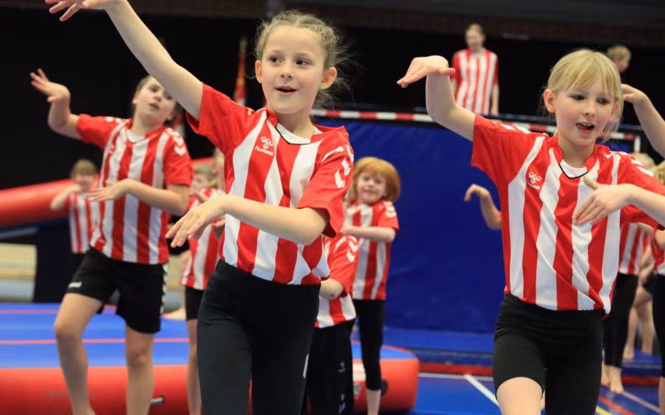 Salto Kids charmerer ved Helleopvisning