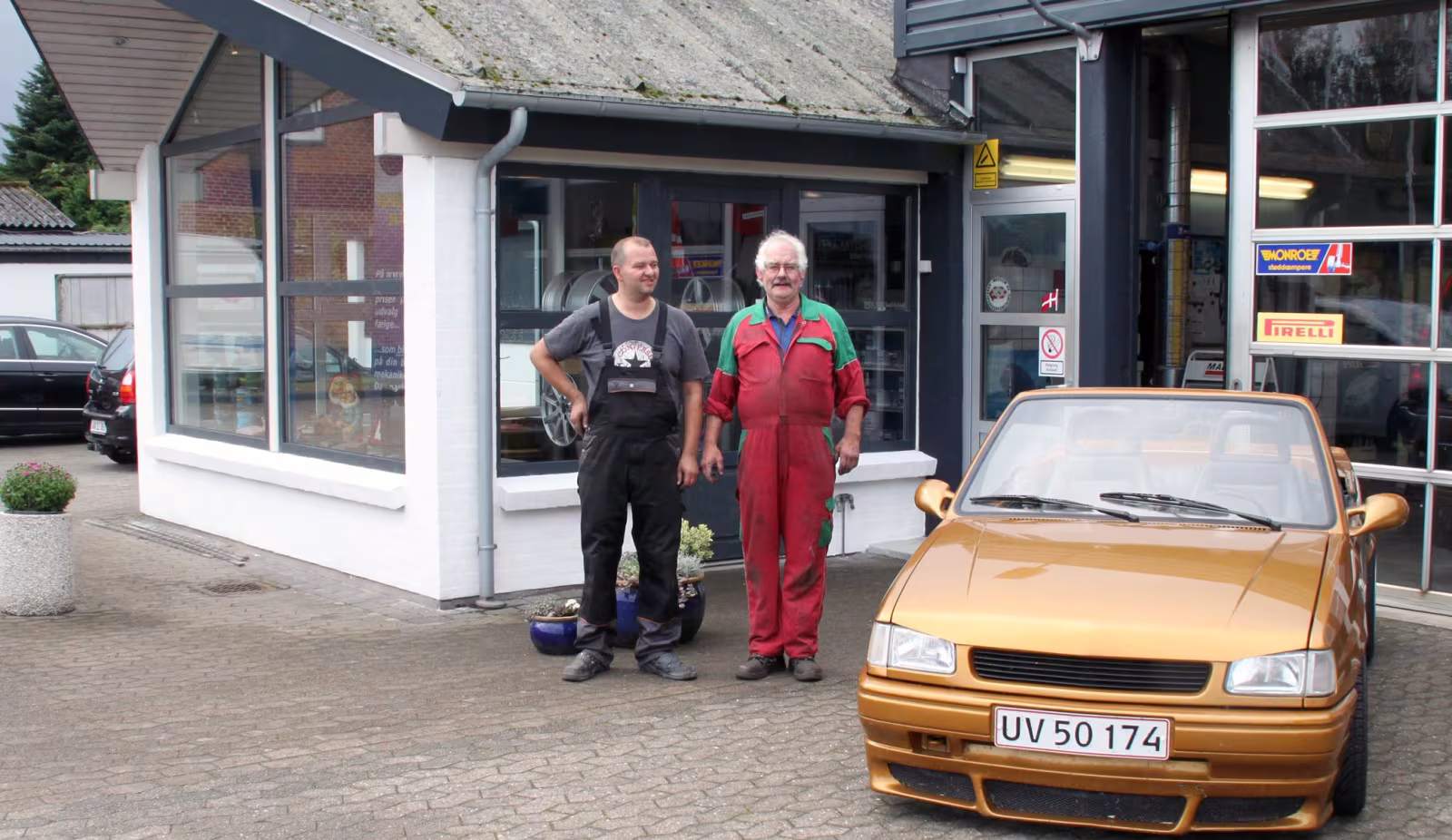 Den nybagte ejer Mads Nielsen sammen med Arne Schmidt, som er genansat på værkstedet.