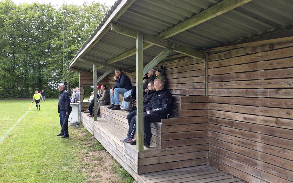 Kampreferat fra serie 1 kampen mellem Helle FC og HTS - Byfest, fodbold og fællesskab på Fåborg Stadion