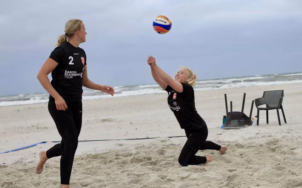 Vestenvinden udfordrer beachvolley-eliten