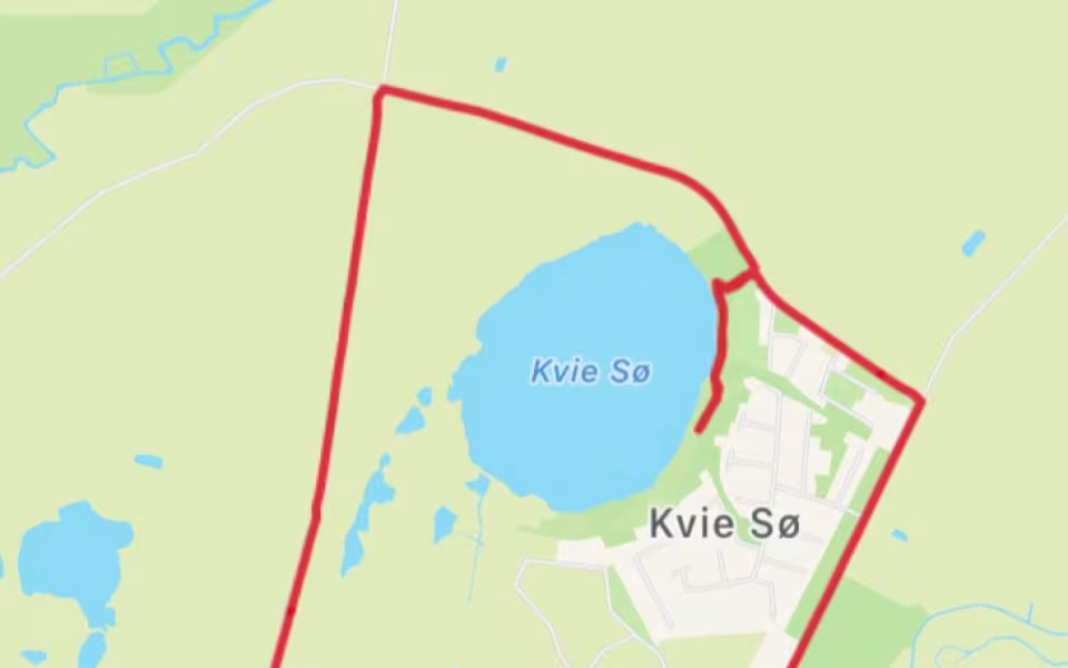 Deltagerne nød en hyggelig rast ved Kvie Sø med kaffe, snak og flot udsigt over søen.