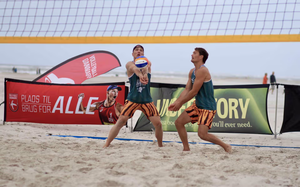 Vestenvinden udfordrer beachvolley-eliten