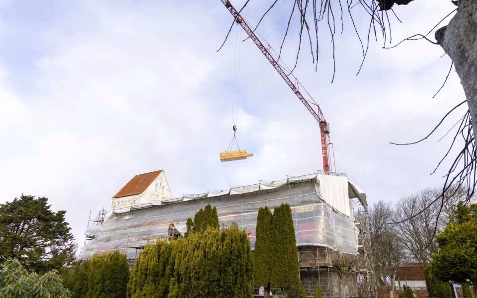 Kranarbejde ved Kvong Kirke mv
