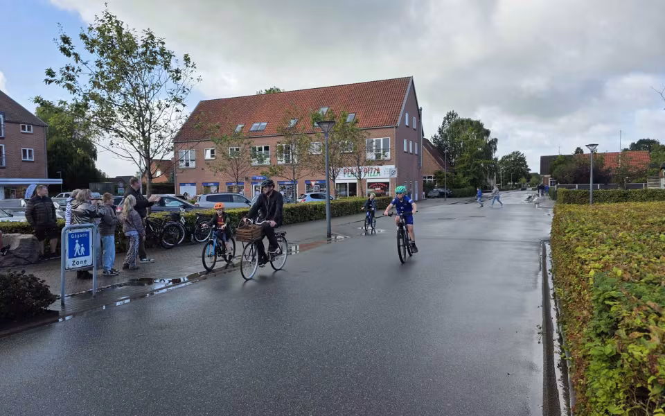 Regnen lagde en dæmper på Torvedagen i Ølgod, men ikke på humøret - Se billeder fra dagen