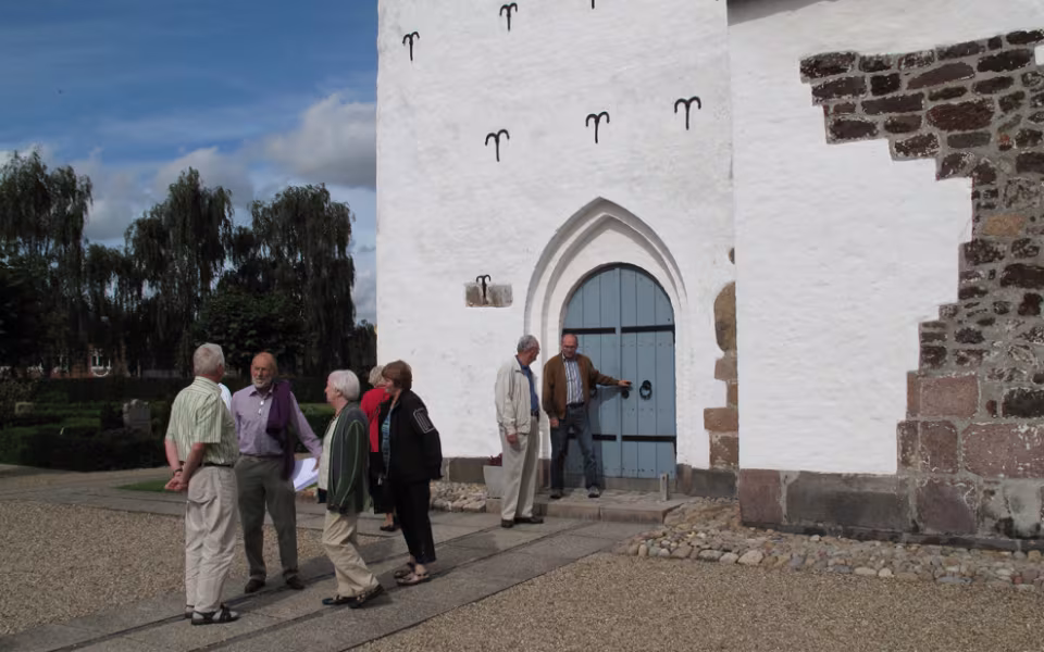 Familien Andsager ved døbefonden i Ansager Kirke.