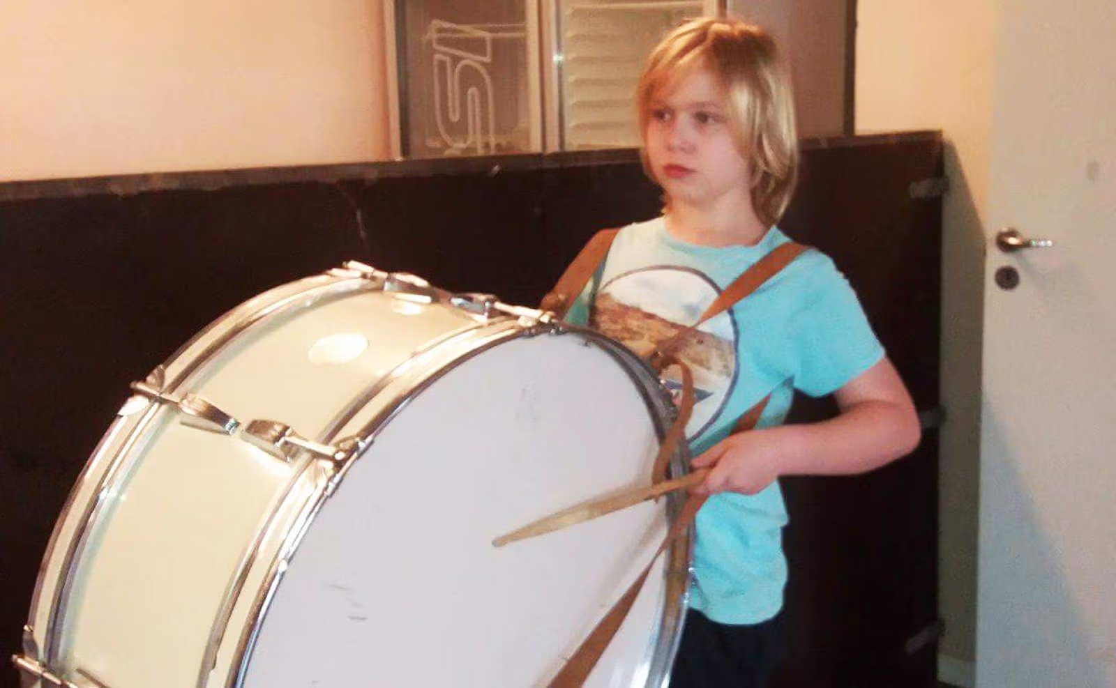 Med stortrommen står Dante Gosch Bruun, og han er 10 år