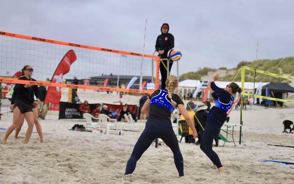 Vestenvinden udfordrer beachvolley-eliten