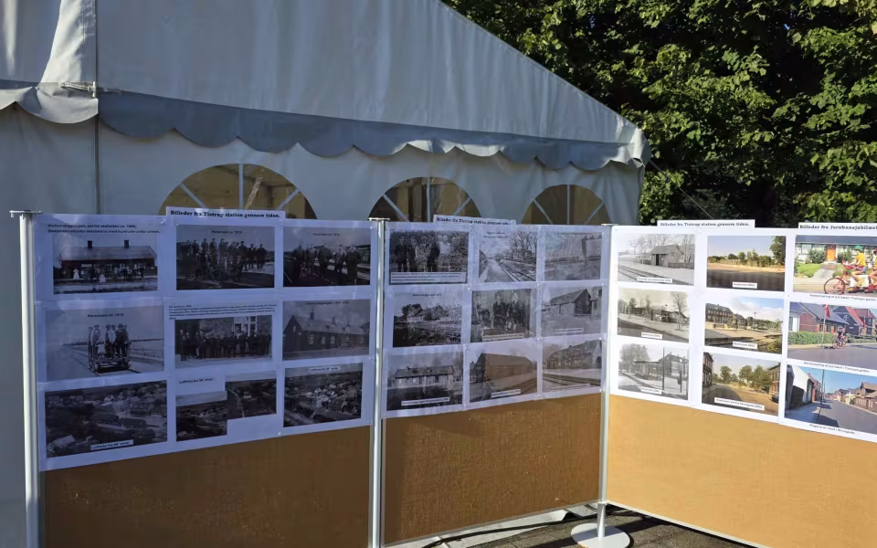 Tistrup Station forvandlet til et festligt samlingspunkt i anledning af den vestjyske længdebane 150-års jubilæum.