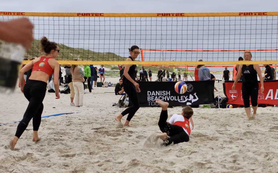 Vestenvinden udfordrer beachvolley-eliten