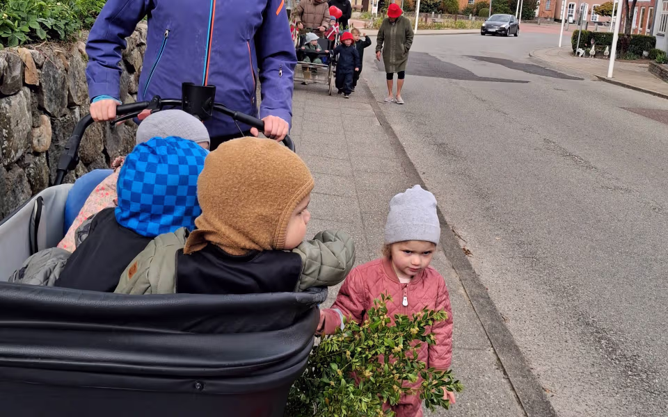 Børnene fra dagplejen spredte glæde og satte røde hjerter op rundt i Ansager for at markere Dagplejens Dag