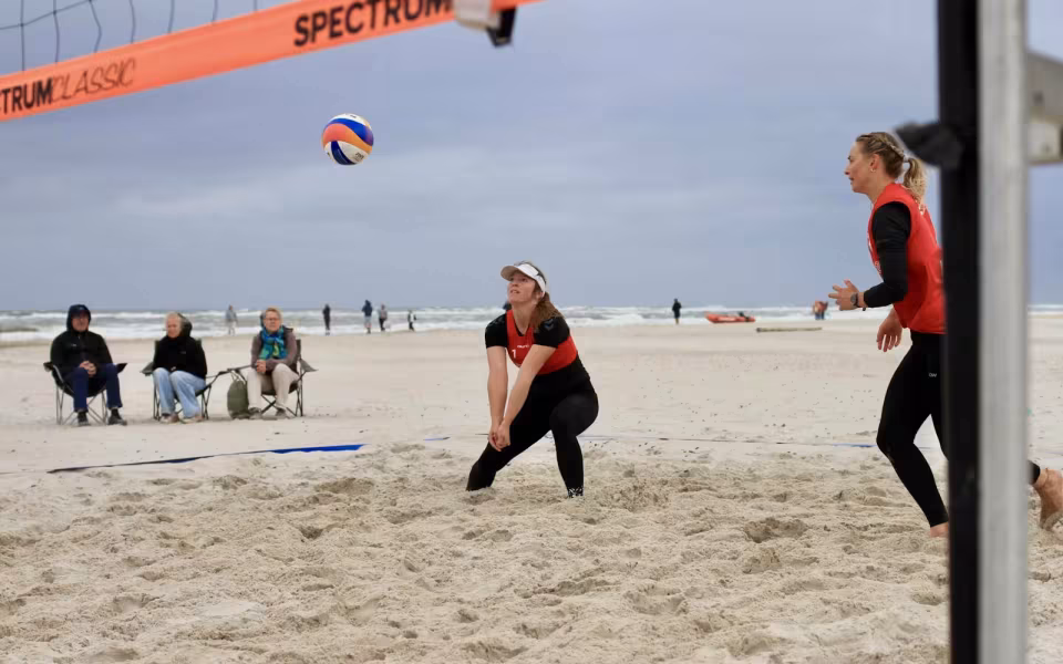 Vestenvinden udfordrer beachvolley-eliten