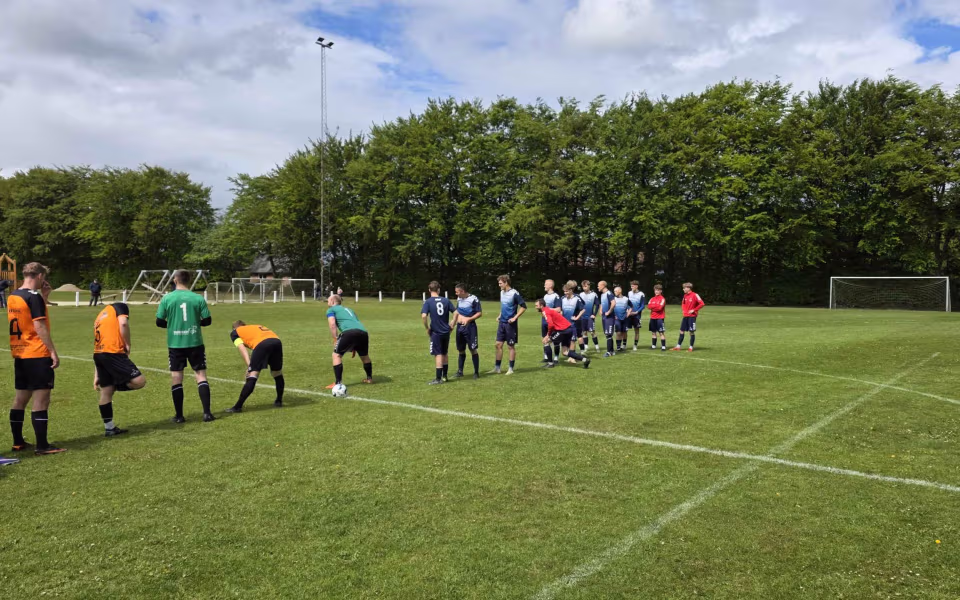 Kampreferat fra serie 1 kampen mellem Helle FC og HTS - Byfest, fodbold og fællesskab på Fåborg Stadion