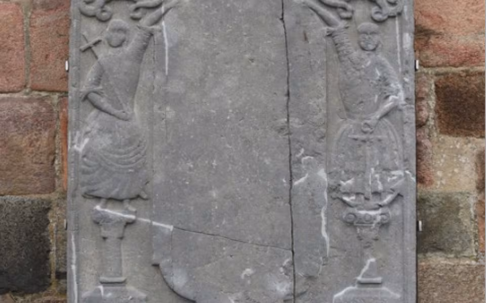 Gamle gravsten renoveret ved outrup kirke
