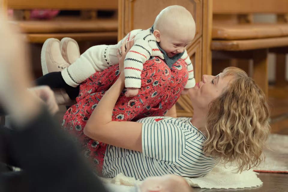 Musik, sange og salmer bliver ledsaget af nærvær og leg, når babyer og voksne mødes til babysalmesang i Ansager og Skovlund.