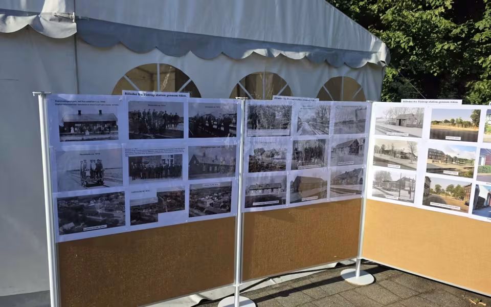 Tistrup Station forvandlet til et festligt samlingspunkt i anledning af den vestjyske længdebane 150-års jubilæum.