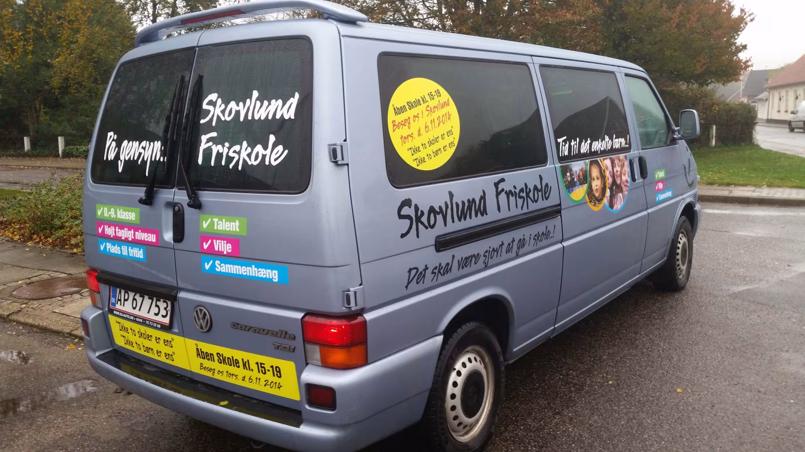 Så er der kommet reklamer på Skovlund Friskoles nye minibus