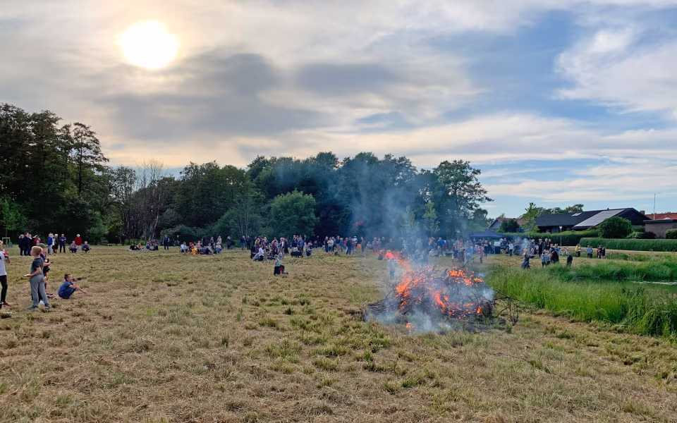 Mange fandt vej til Ansager Søpark hvor der for første gang blev fejret Sankt Hans