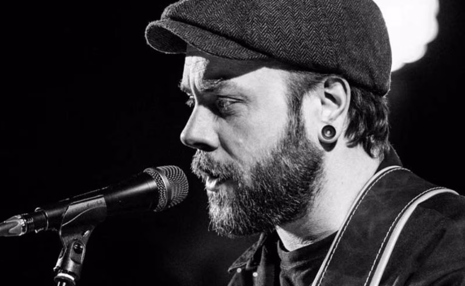 Repertoiret hos Tom Brakl favner bredt og består af kunstnere som The Band, David Gray, Seal, Tom Waits, The Doobie Bros, Cat Stevens samt mange andre.