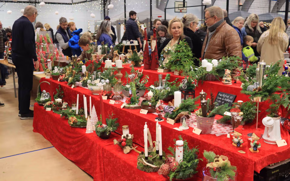 Julemarked samlede Billum i hallen