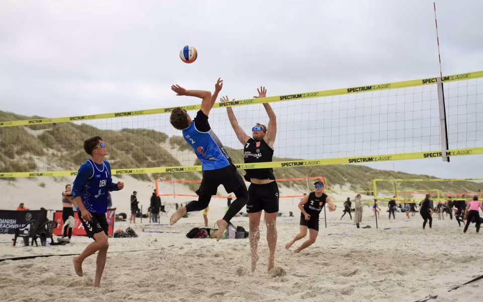 Vestenvinden udfordrer beachvolley-eliten