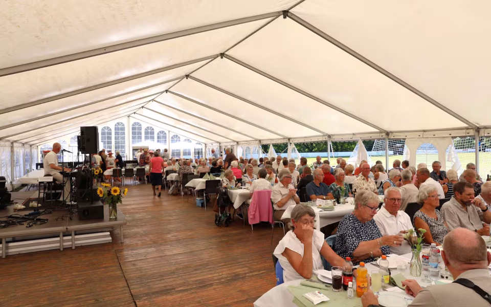 Sommerstemning og glade mennesker til sommerfest på Tistrup Stadion - Se billeder og filmklip..