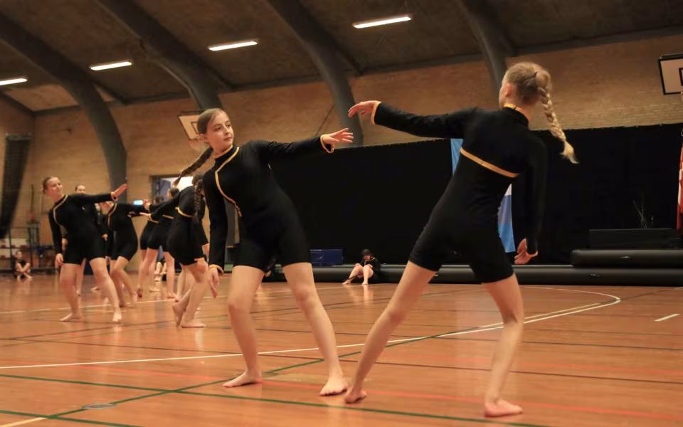 Farverig opvisning lyser Sportspark op