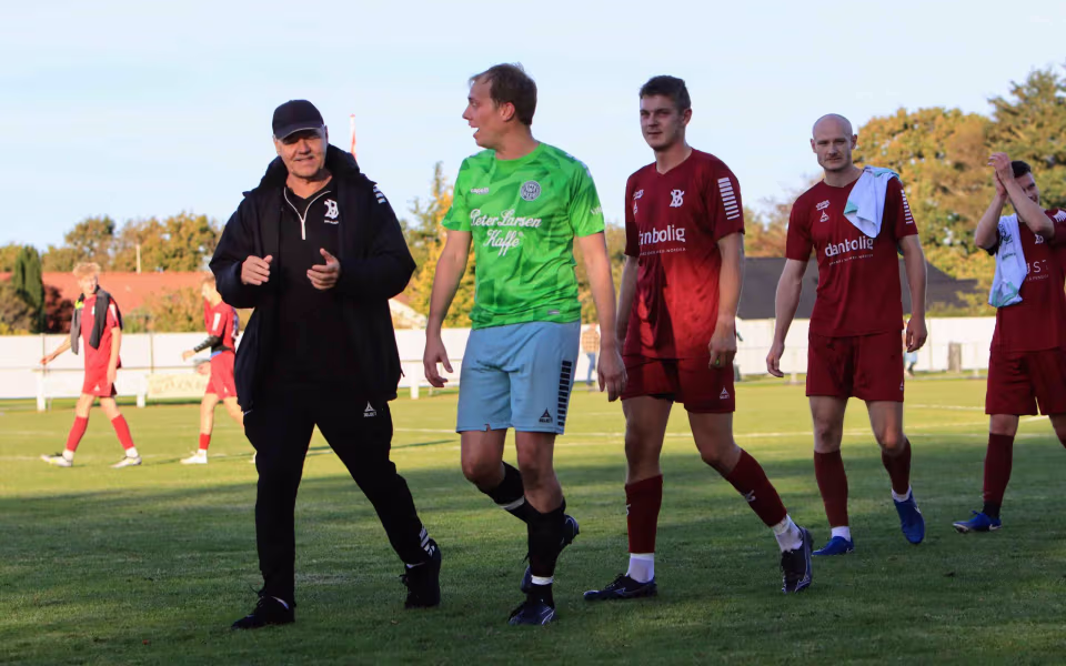 Fodboldfest på Oksbøl Stadion med glade fans og stor frivillig indsats