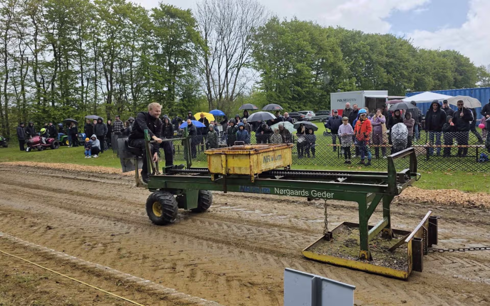 Havetraktortræk trak publikum til Krusbjerg Stadion – Se de mange billeder