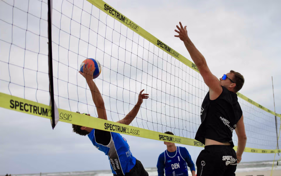 Vestenvinden udfordrer beachvolley-eliten