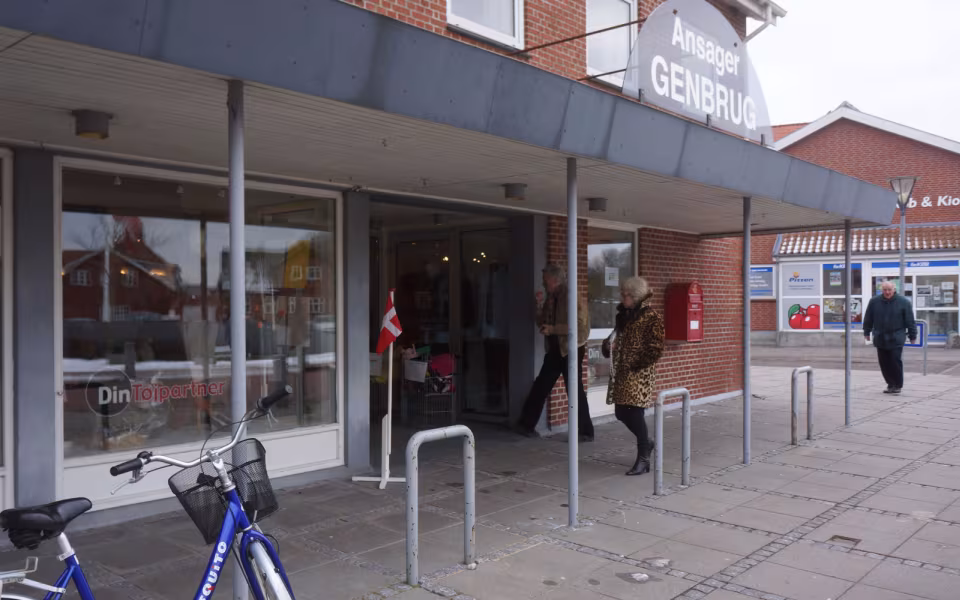 Ansager Genbrug åbning af den nye butik.