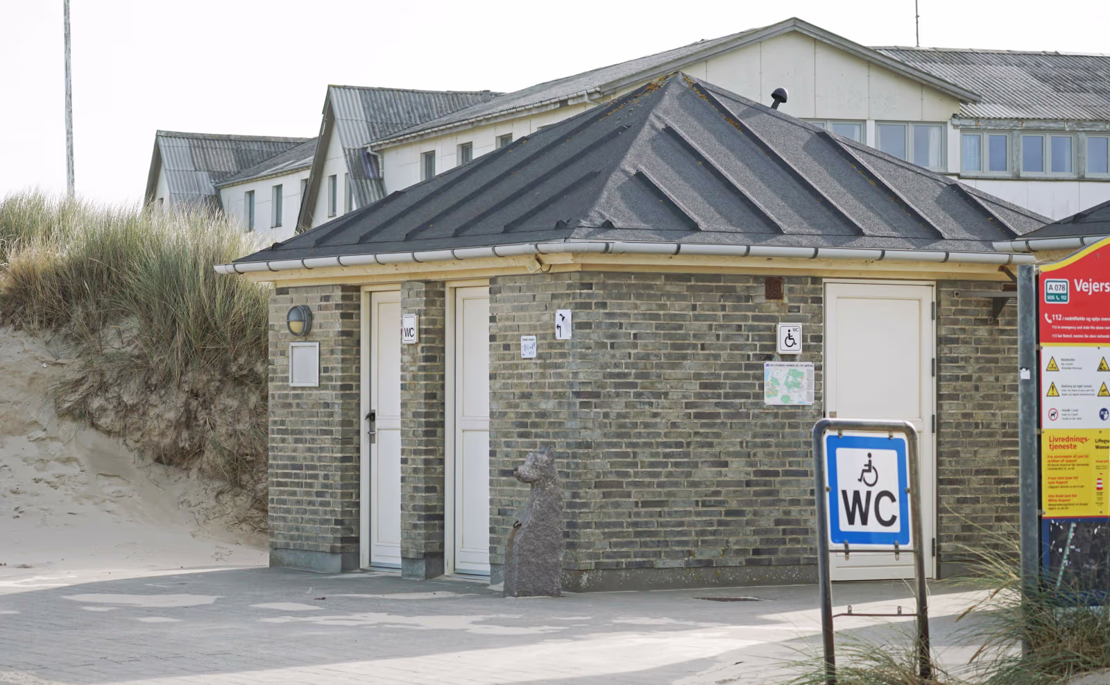 Nye toiletter og udvidet rengøring skal bringe toiletforholdene i Varde Kommune op på den standard, som vores borgere og turister forventer, siger Preben Friis-Hauge. Billedet viser toiletbygningen ved Vejers strand.