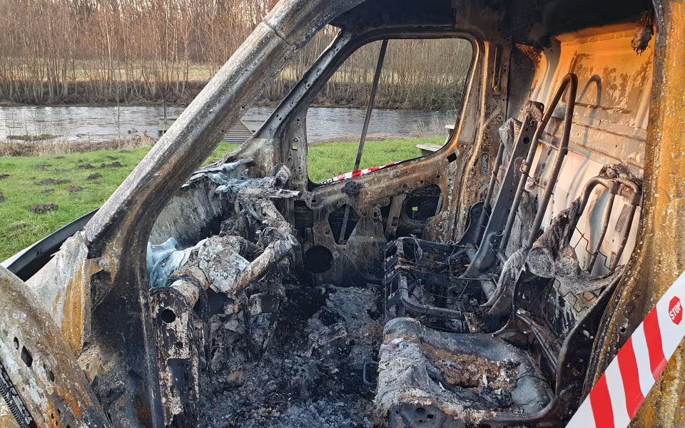 Udbrændt varebil af mærket Opel Movano fundet på Stemmeværkspladsen ved Ansager