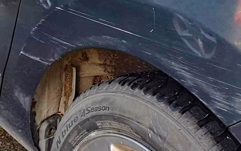 Tabt lysblåt sidespejl fundet ved hit-and-run på Østergade i Ansager. Muligvis fra en Opel