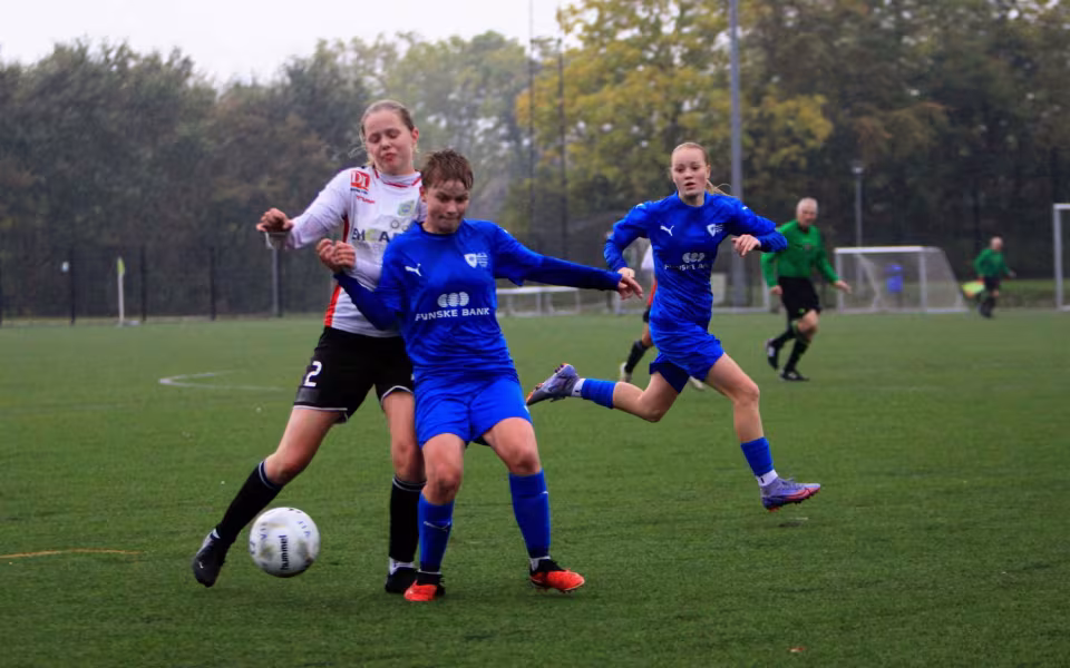 Varde IF U-16 Piger tabte hjemmekampe i regn