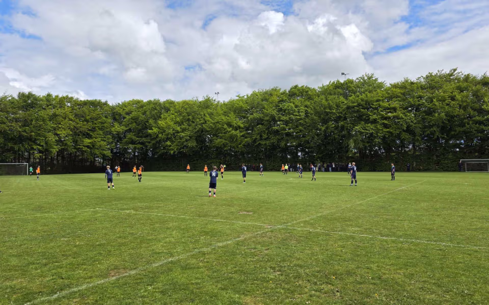 Kampreferat fra serie 1 kampen mellem Helle FC og HTS - Byfest, fodbold og fællesskab på Fåborg Stadion