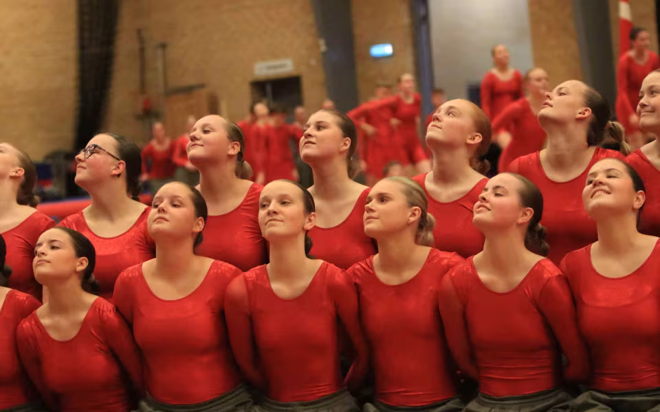 Farverig opvisning lyser Sportspark op