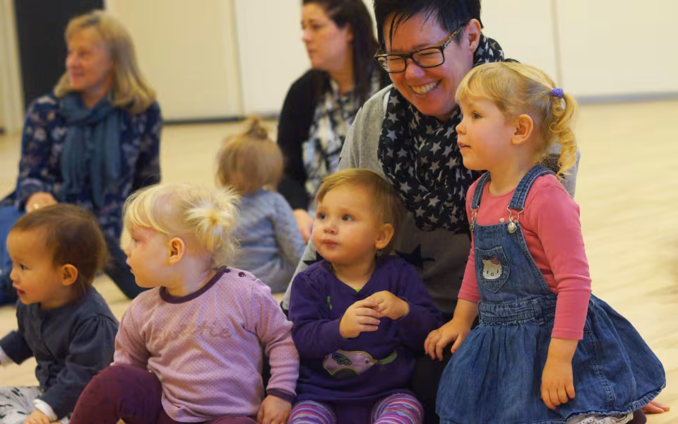Musikalsk ballonmand besøger dagplejen