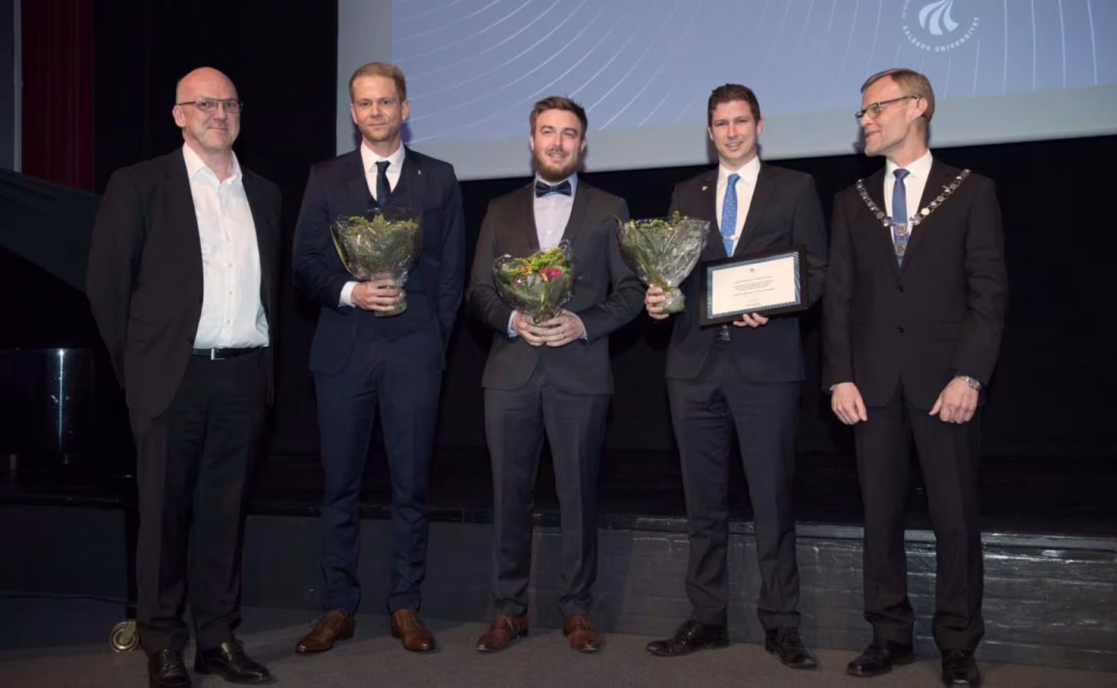 I midten de tre legatmodtagere: Morten Brodersen Jensen, Thomas Holm Thomsen og Jonathan Toftegaard Hansen (fra Ansager)