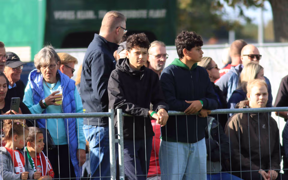 Fodboldfest på Oksbøl Stadion med glade fans og stor frivillig indsats