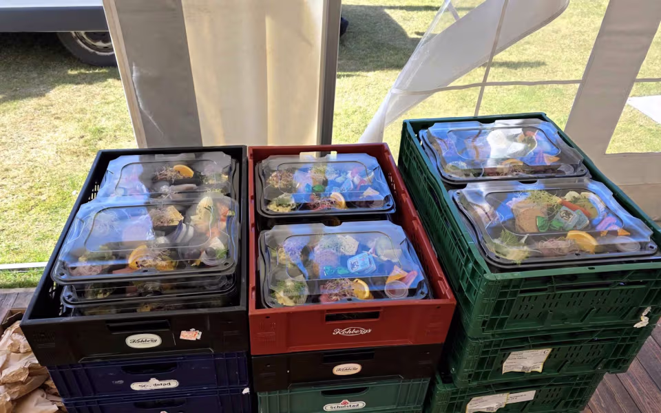 Sommerstemning og glade mennesker til sommerfest på Tistrup Stadion - Se billeder og filmklip..