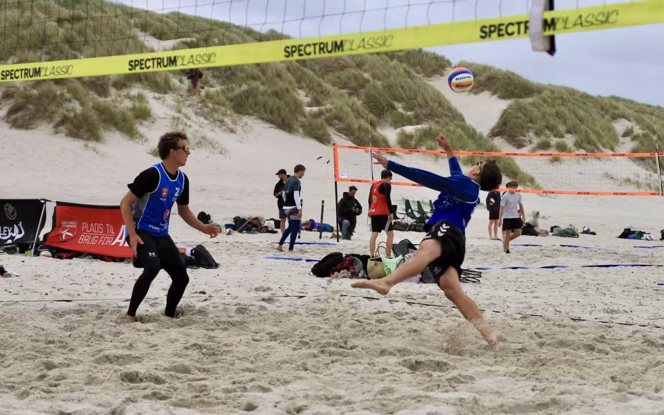 Vestenvinden udfordrer beachvolley-eliten