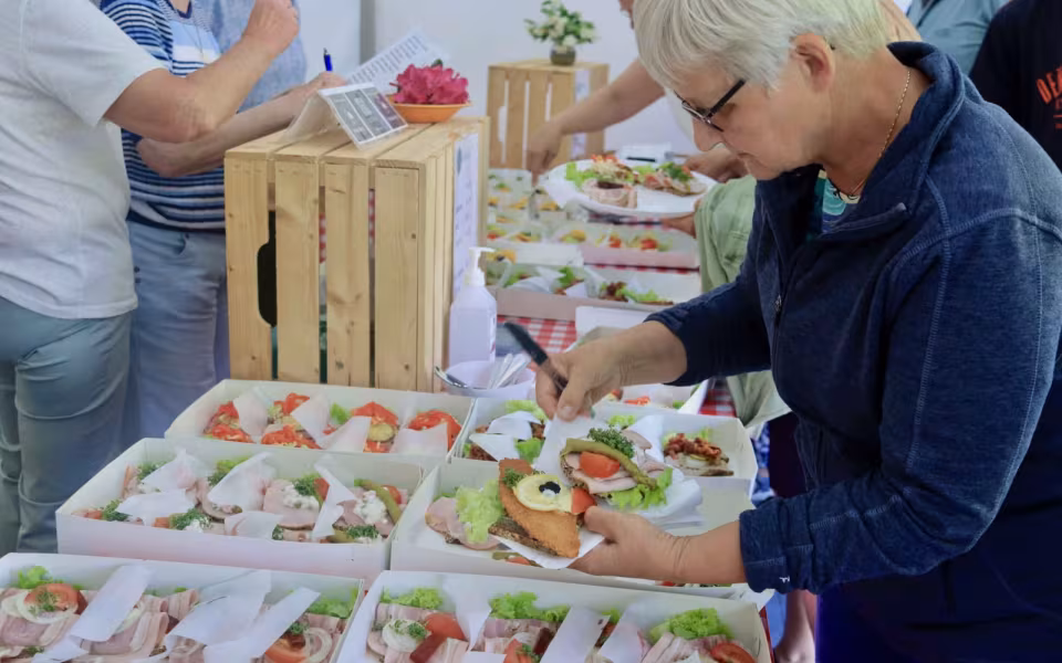 Seniorfest med rundtur og hyldestindslag