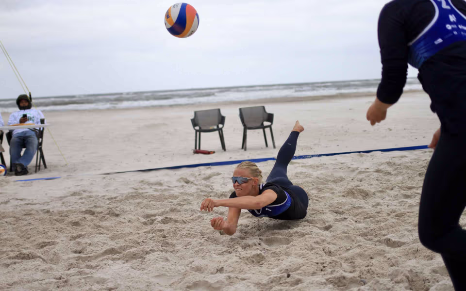 Vestenvinden udfordrer beachvolley-eliten