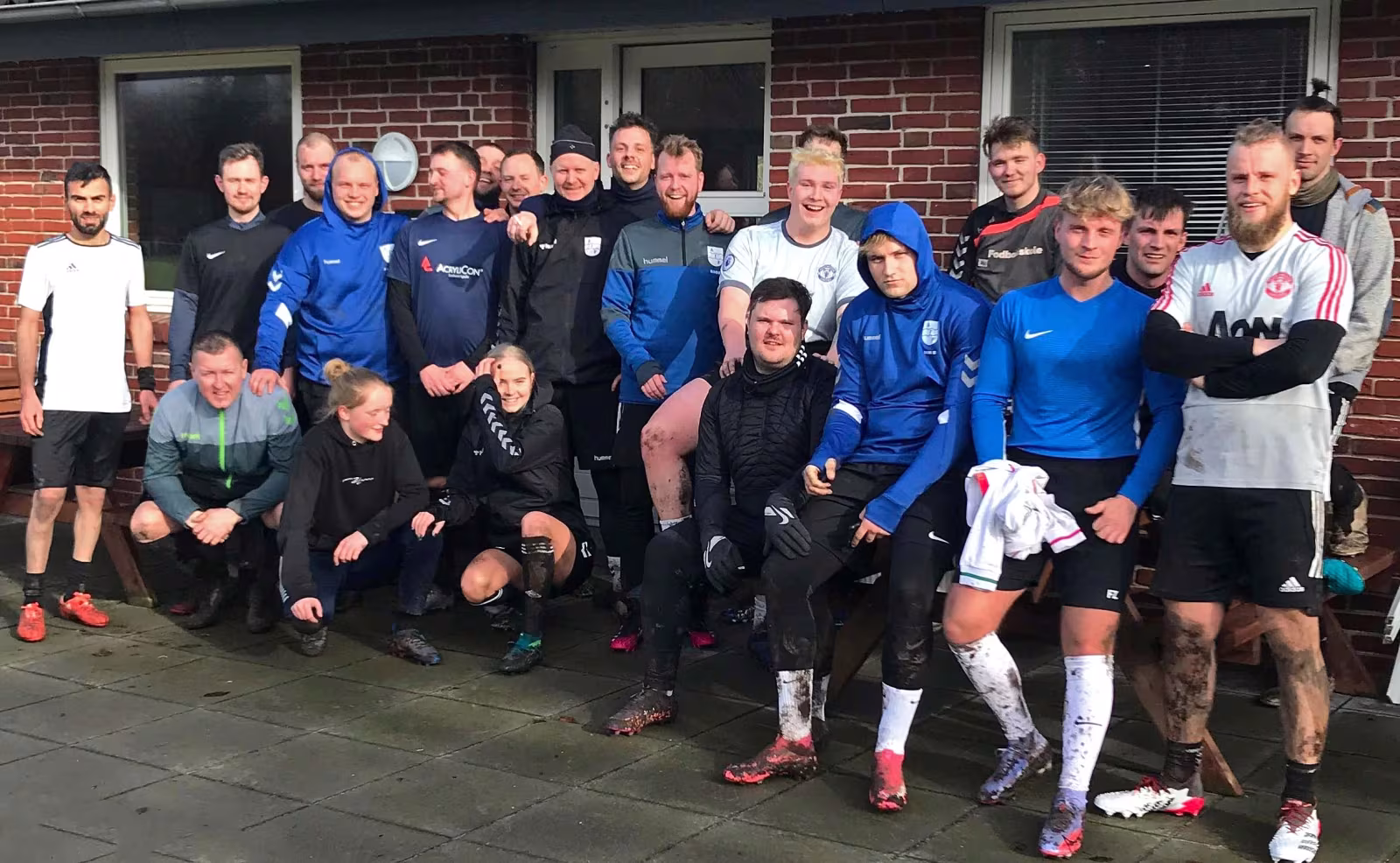 20 herrespillere og to damespillere var med til årets første træning.