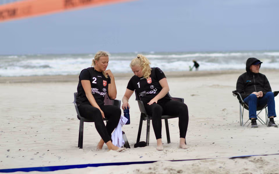 Vestenvinden udfordrer beachvolley-eliten