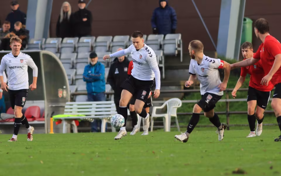 Varde redder point i overtiden