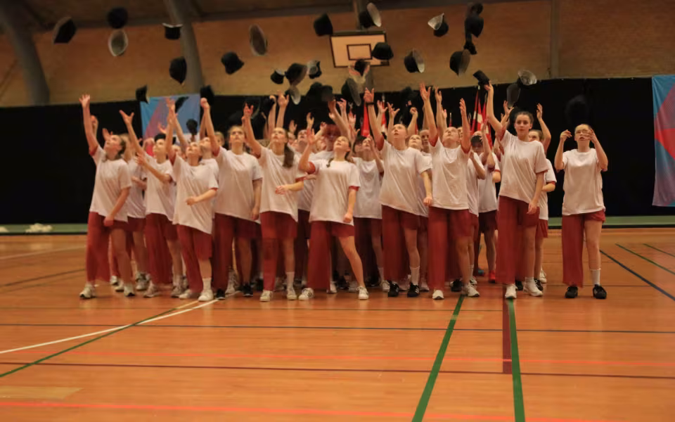 Farverig opvisning lyser Sportspark op